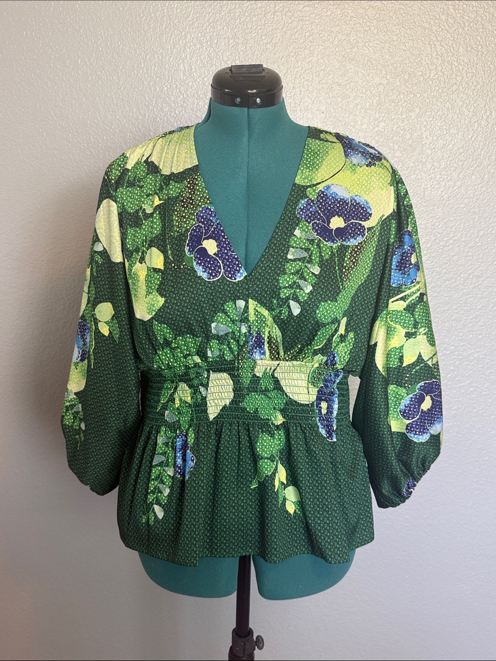 White House Black Market Vibrant Green Floral V-Neck Peplum Blouse NWOT.